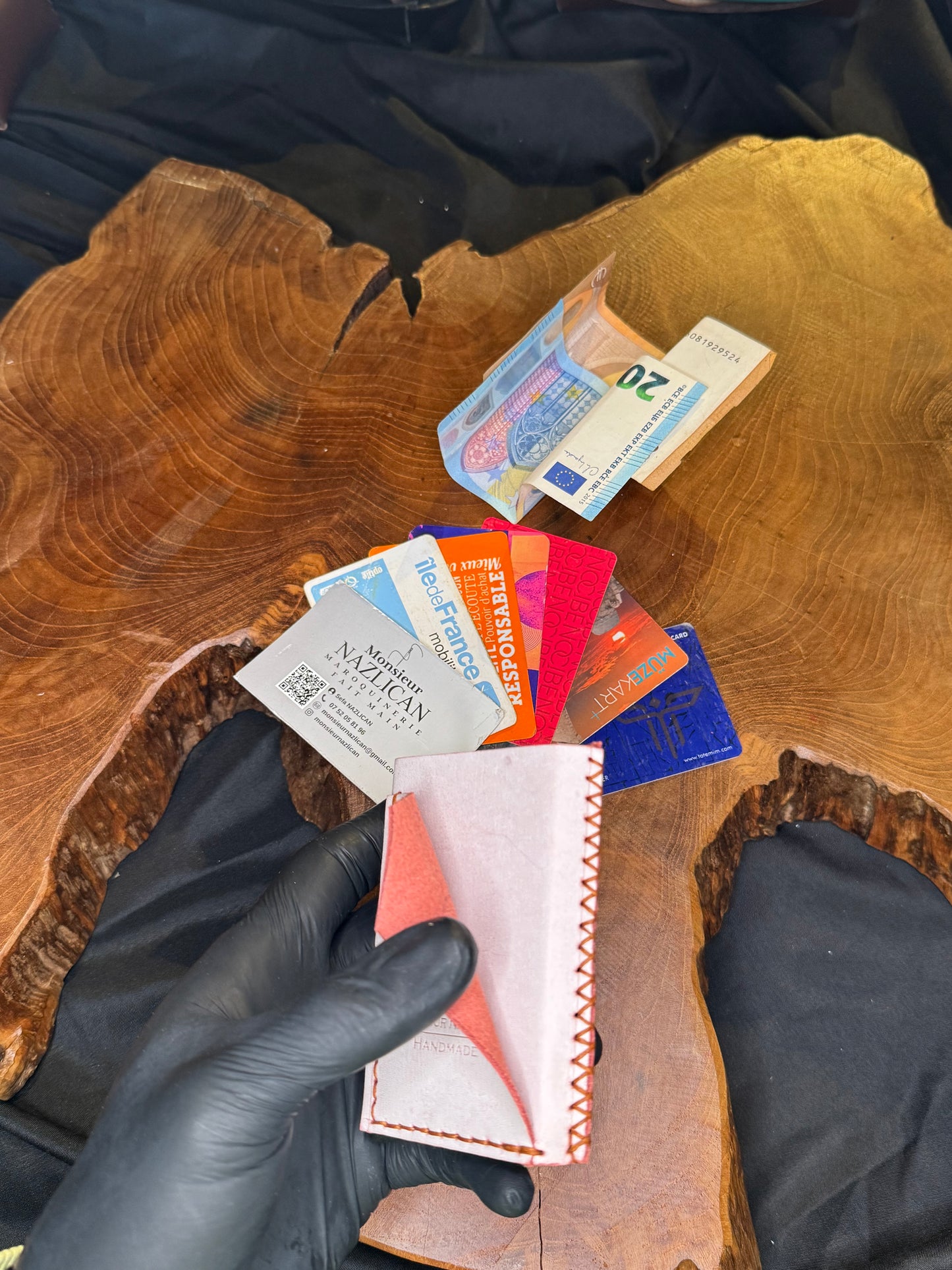 Porte-carte automatique blanc et rose, couture à la main