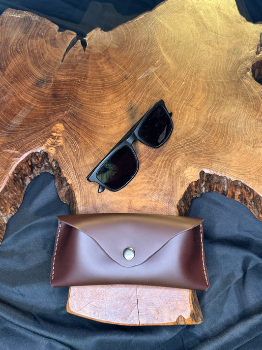Étui à lunette fait main en cuir marron foncé