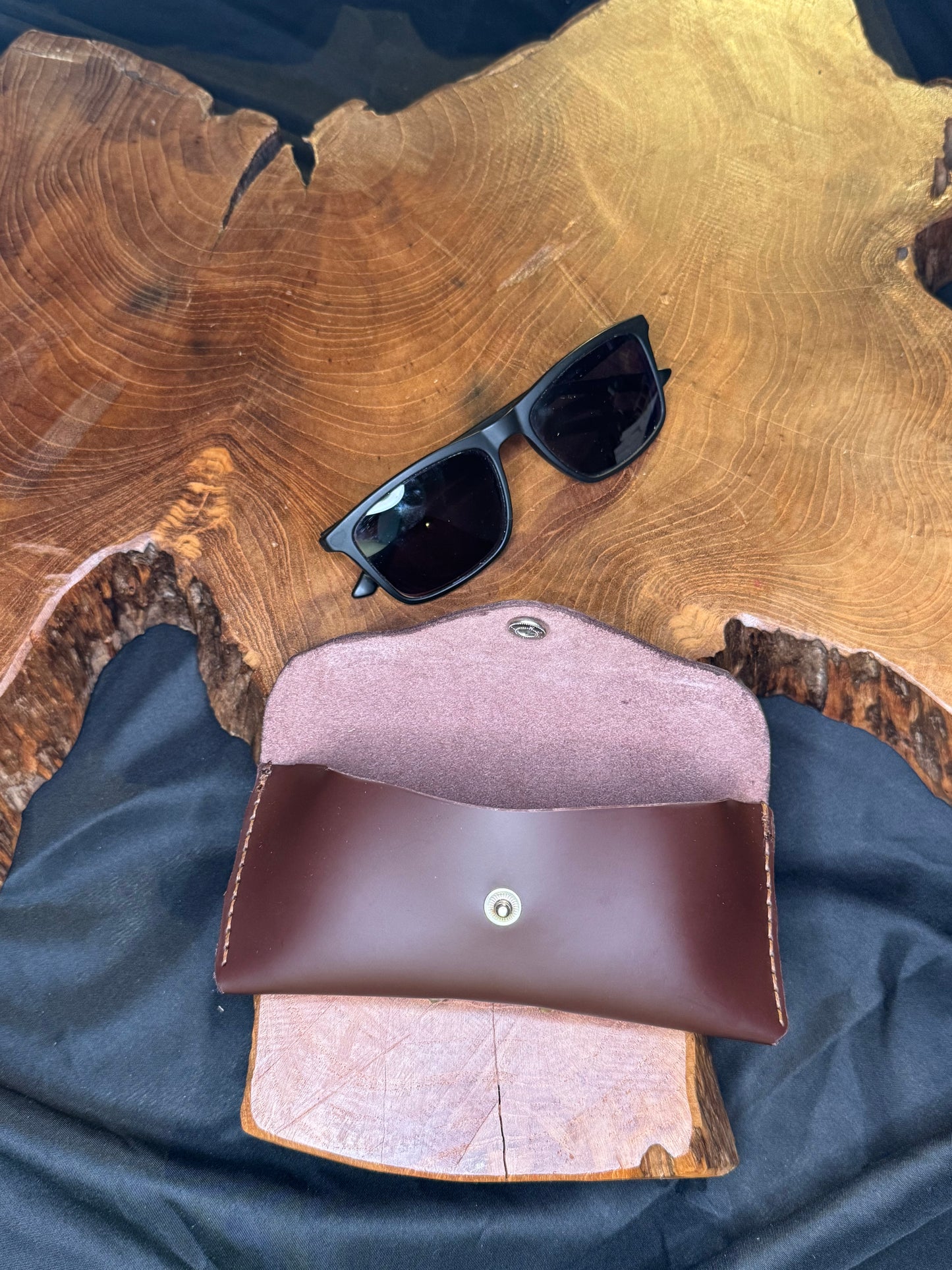 Étui à lunette fait main en cuir marron foncé