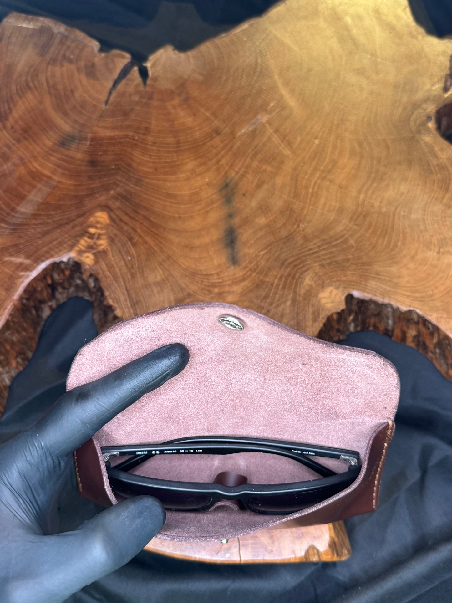 Étui à lunette fait main en cuir marron foncé