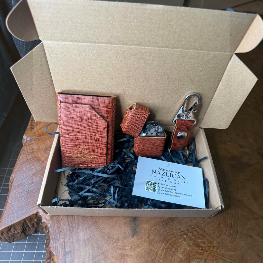 Artisanal card holder and lighter gift set